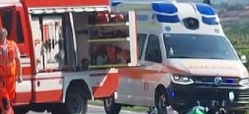 Tragico scontro fra un’auto e una moto, uno dei mezzi avvolto dalle fiamme: 2 morti